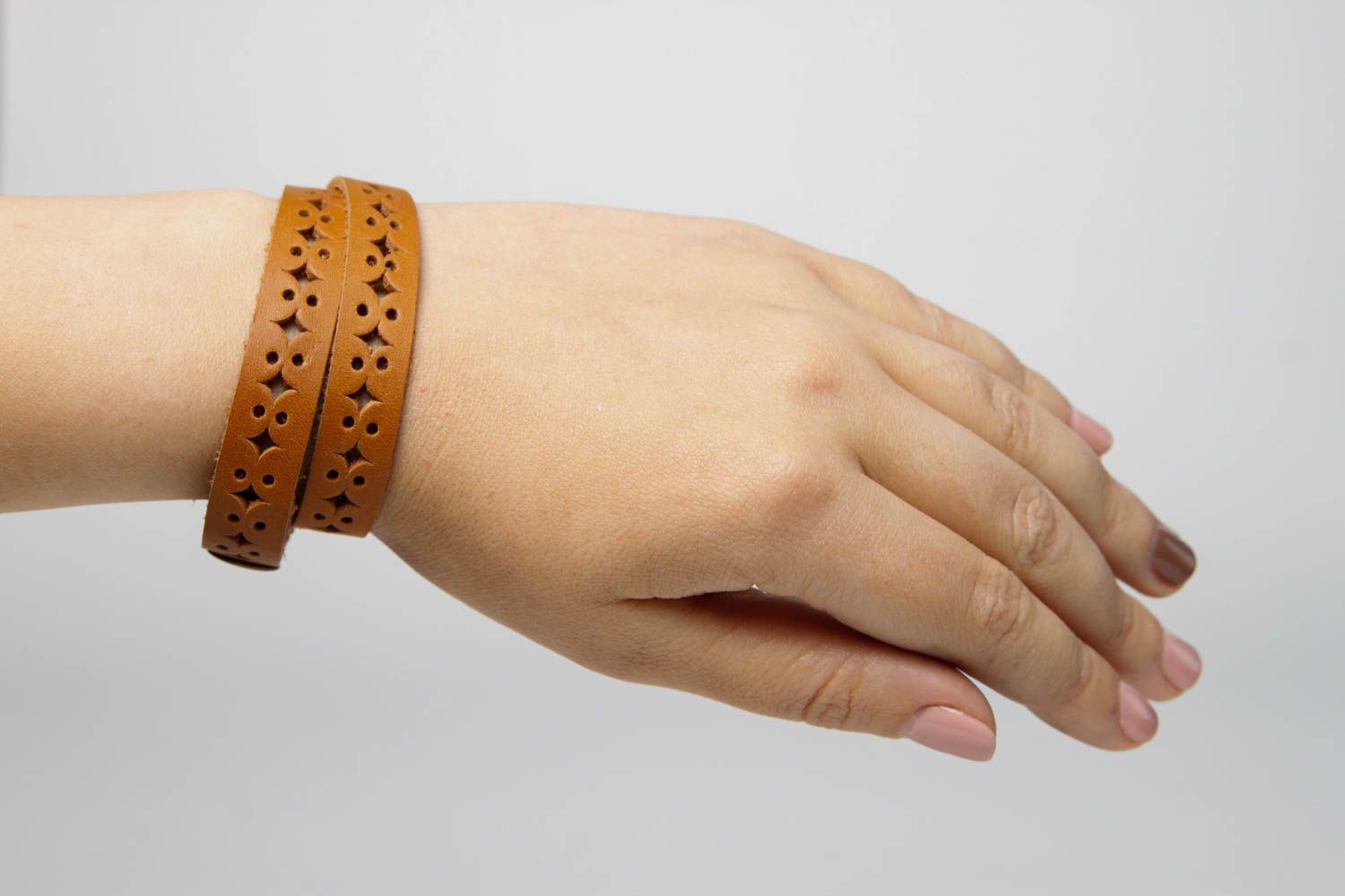 Handmade braunes Armband aus Leder Designer Schmuck Accessoire für Frauen ajour foto 2