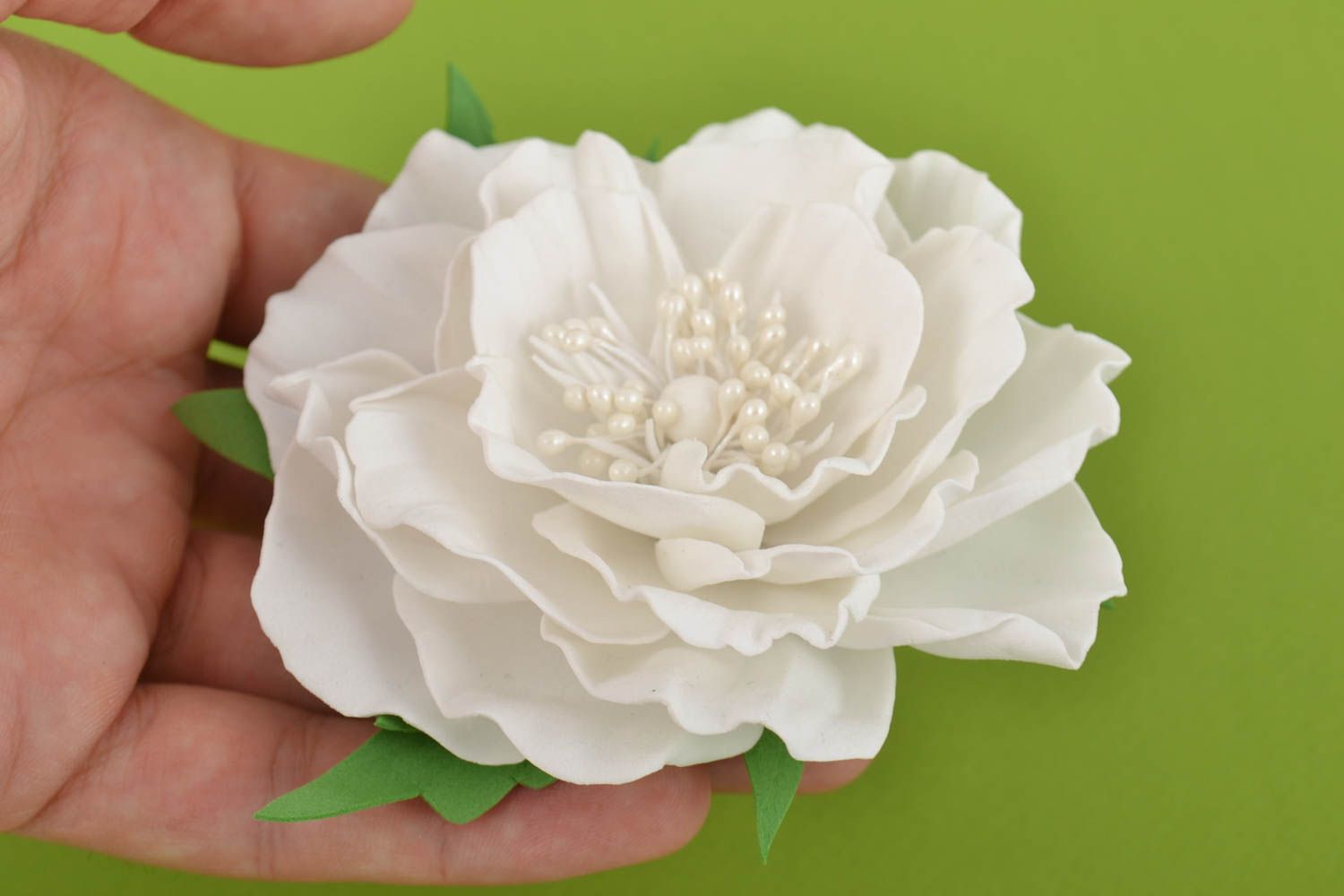 Брошь из фоамирана ручной работы в виде белого цветка красивая авторская фото 5