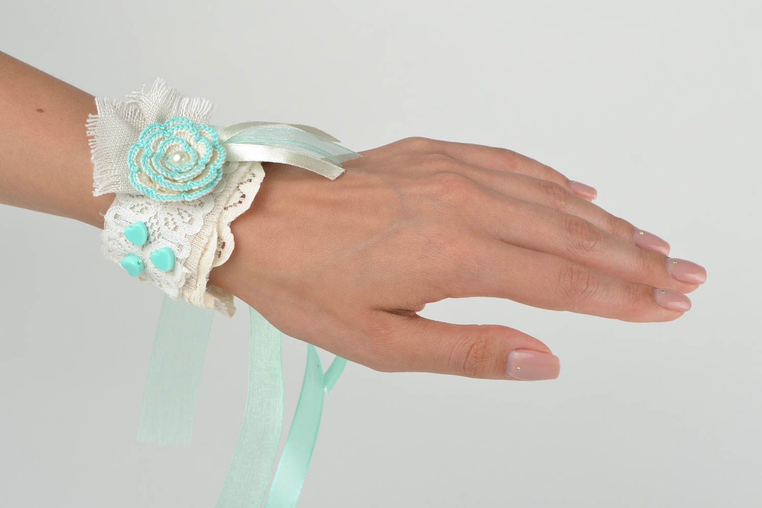 Bracelet mariée Bijou fait main blanc textile en tissus Accessoire mariage photo 2