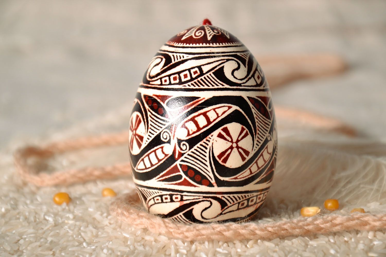 Oeuf décoratif avec ornement de Pâques photo 1