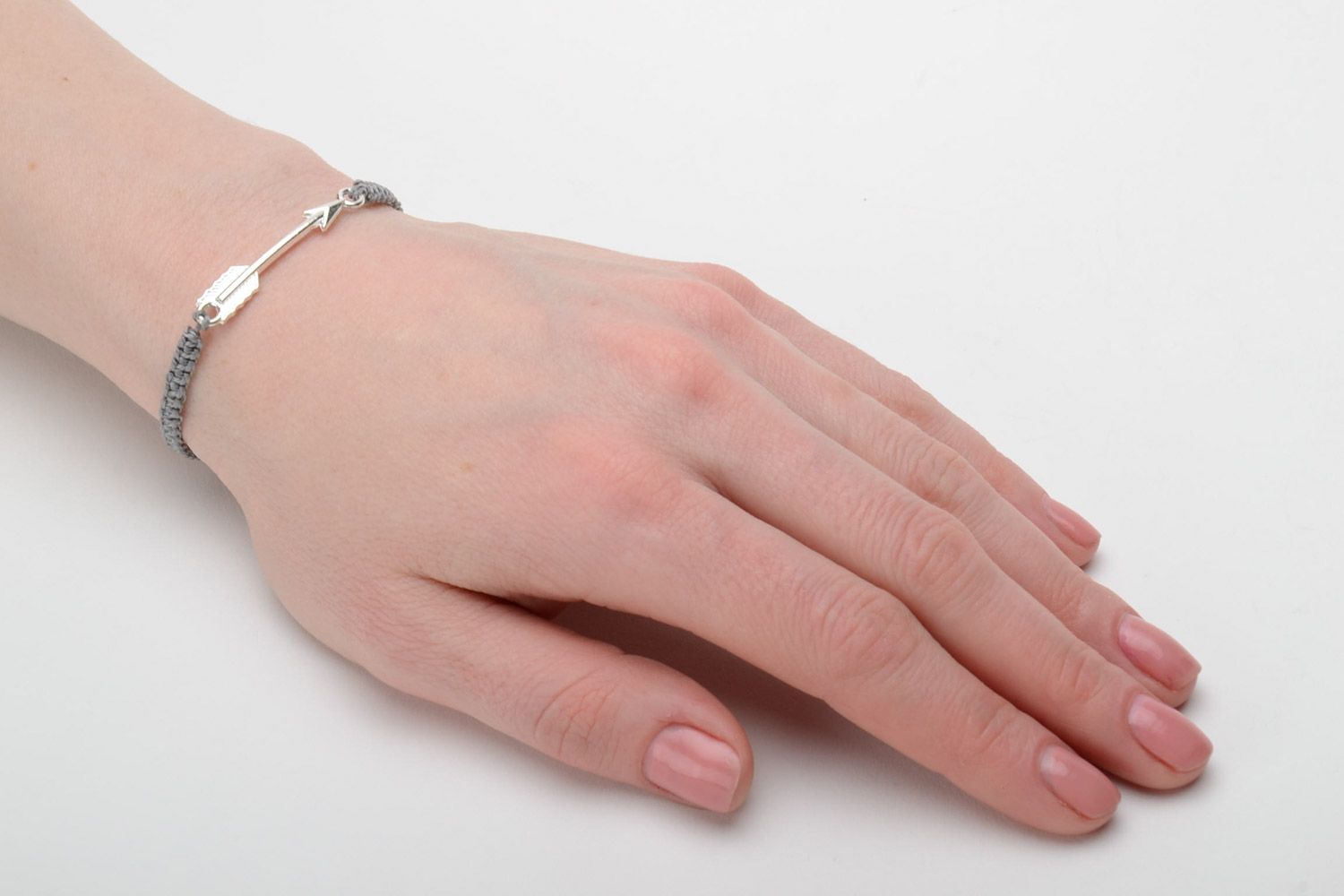 Graues handgemachtes Armband aus Fäden in Makramee Technik unisex in Form von Pfeil foto 2