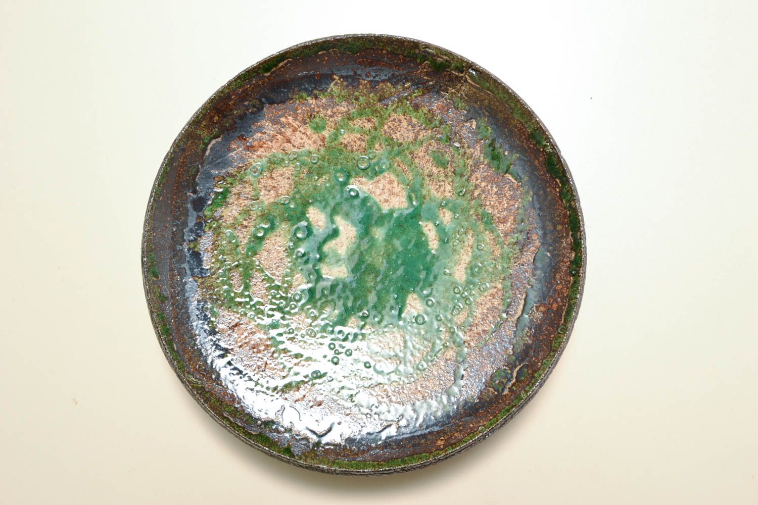 Тарелка из глины расписанная глазурью  фото 1