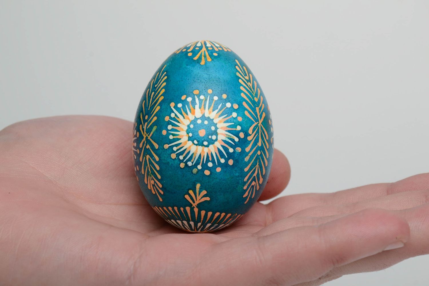 Пасхальное яйцо ручной работы голубое с лемковскими символами  фото 5