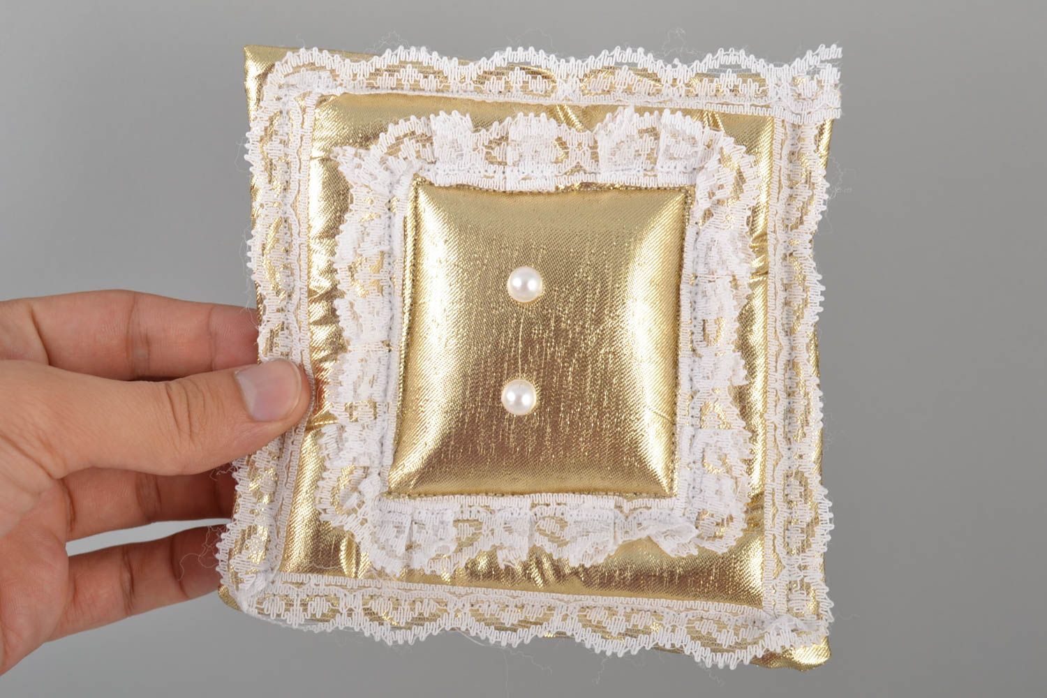 Свадебная подушечка для колец золотистого цвета с кружевами ручная работа фото 4