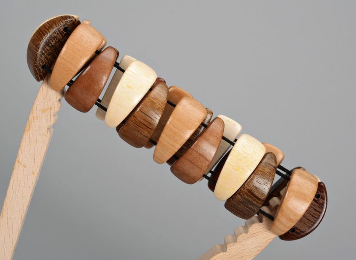 Bracelete marrom de madeira  foto 3