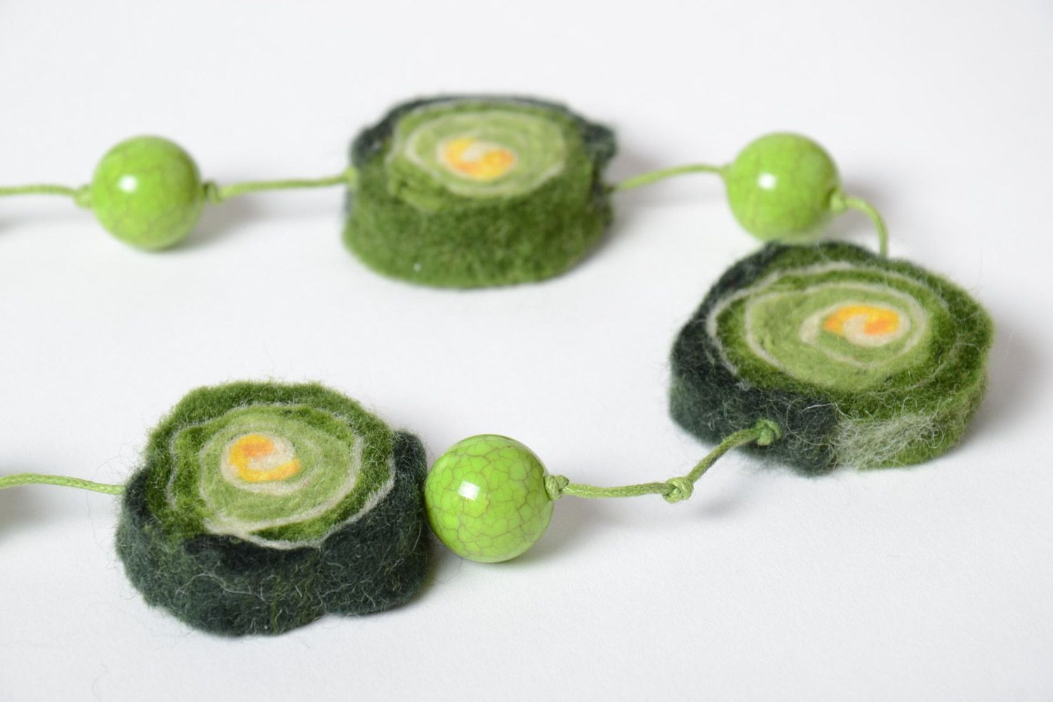 Künstlerisches grünes Collier aus Wolle Nassfilzen handmade schön weiblich weich foto 3
