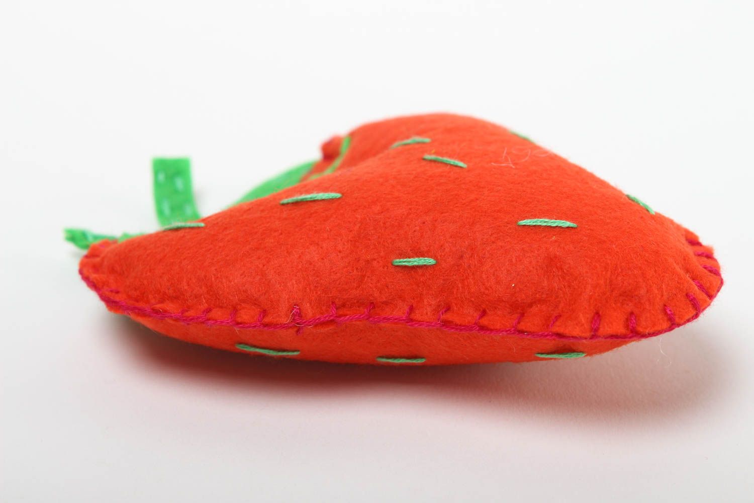 Peluche fraise faite main Jouet en feutrine petit original Cadeau pour enfant photo 2