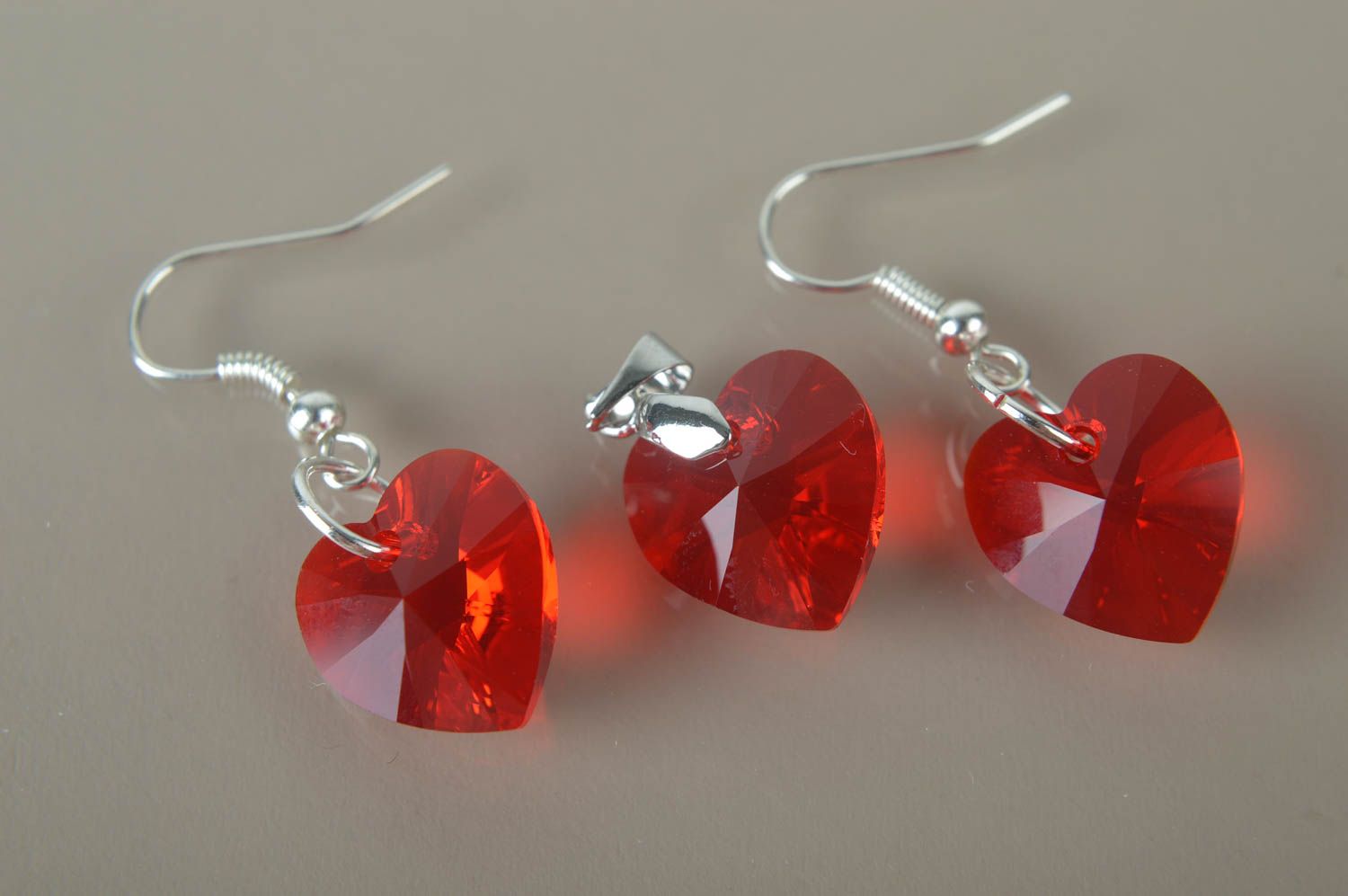 Juego de bisutería artesanal pendientes y colgante de cristal Corazones rojos foto 3