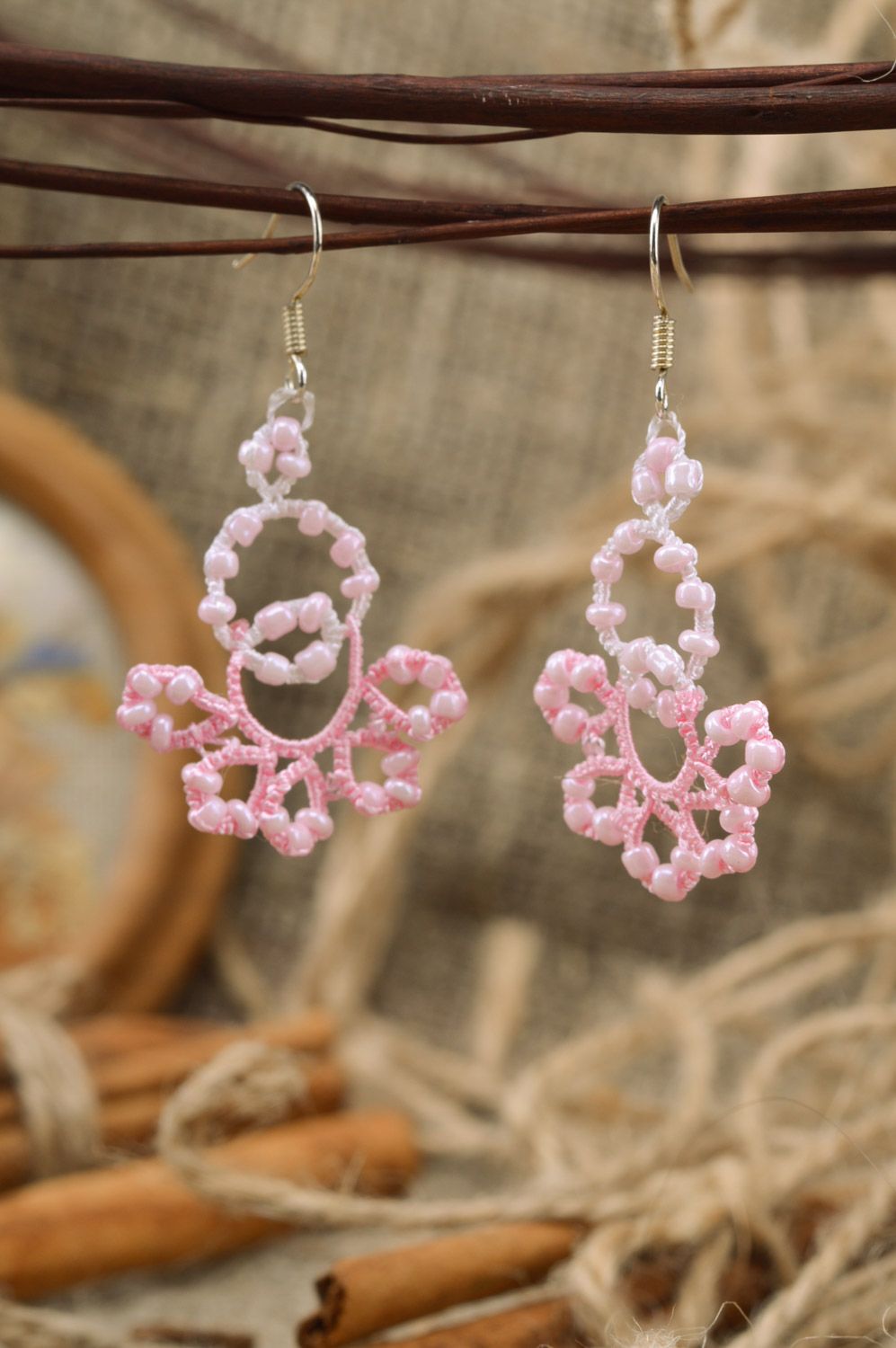 Gehäkelte rosa Spitzen Ohrringe aus Fäden mit Glasperlen in Occhi Technik Handarbeit  foto 1