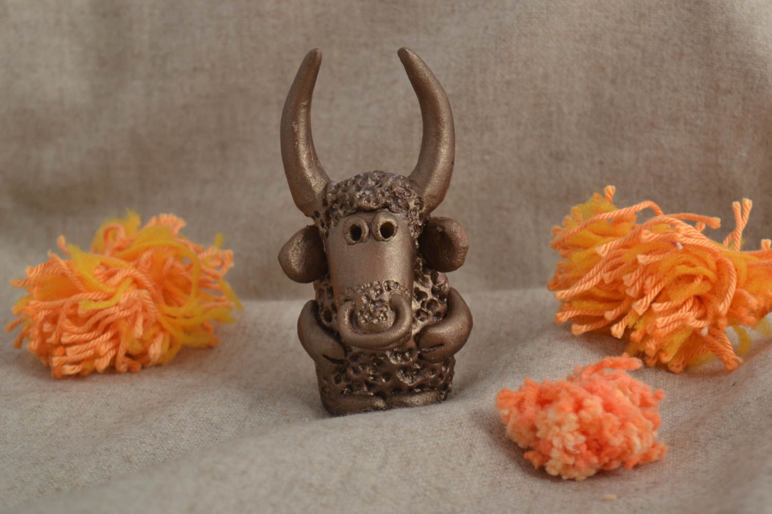 Figurine animal fait main Petite statuette taureau en argile Déco intérieur photo 1