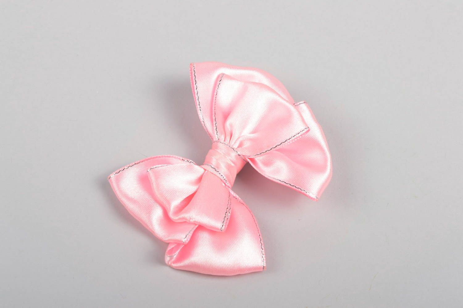 Розовое украшение ручной работы заколка бантик из лент аксессуар для волос фото 2