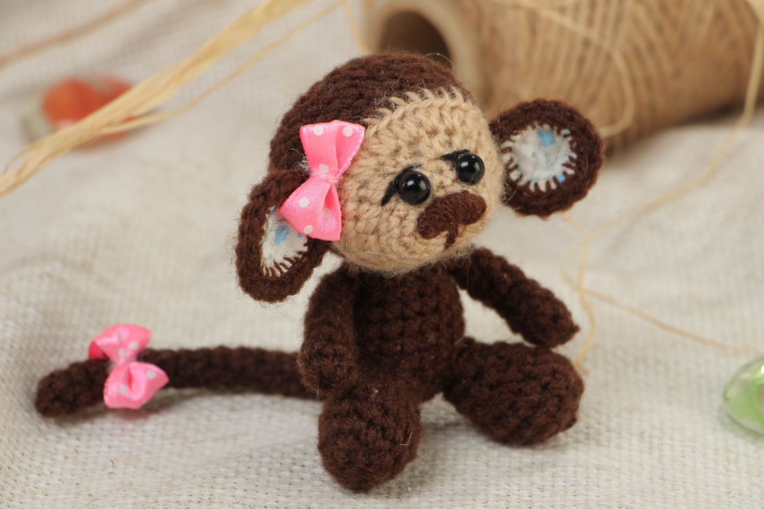Peluche tricotée singe faite main en fils acryliques réalisée au crochet photo 1