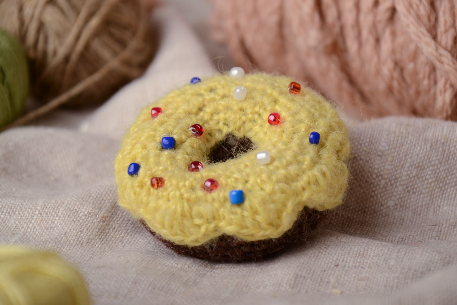 Doudou fait main tricoté en fils naturels au crochet avec perles de rocaille Gâteau  photo 1
