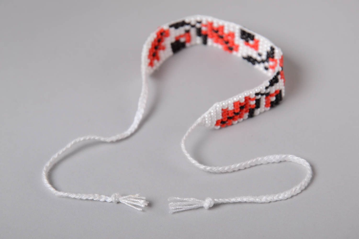 Bracelet en perles de rocailles fait main blanc rouge noir tissé style ethnique photo 4