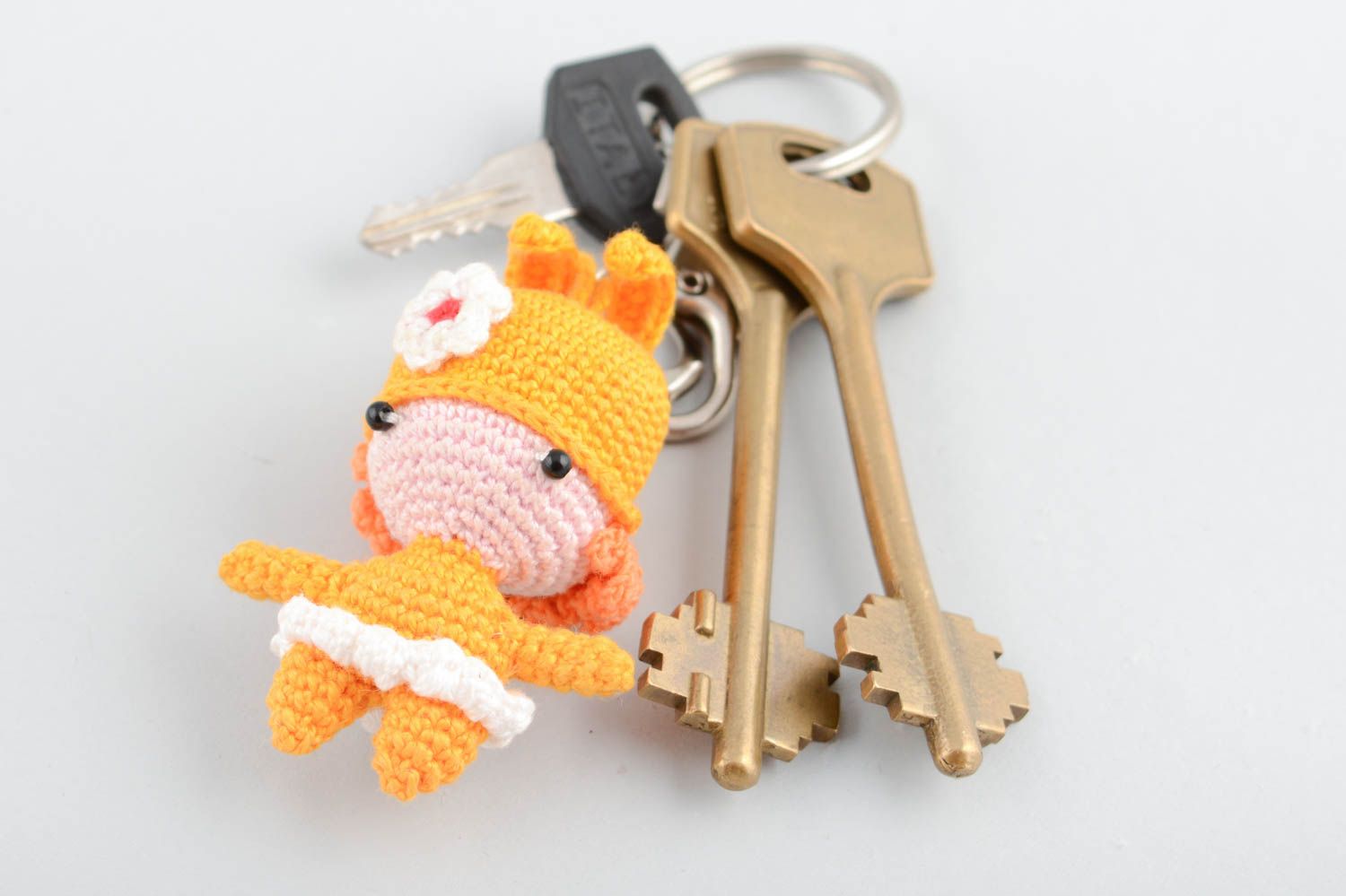 Handgemachter gehäkelter Schlüsselanhänger aus Stoff Amigurumi kleines Mädchen foto 5