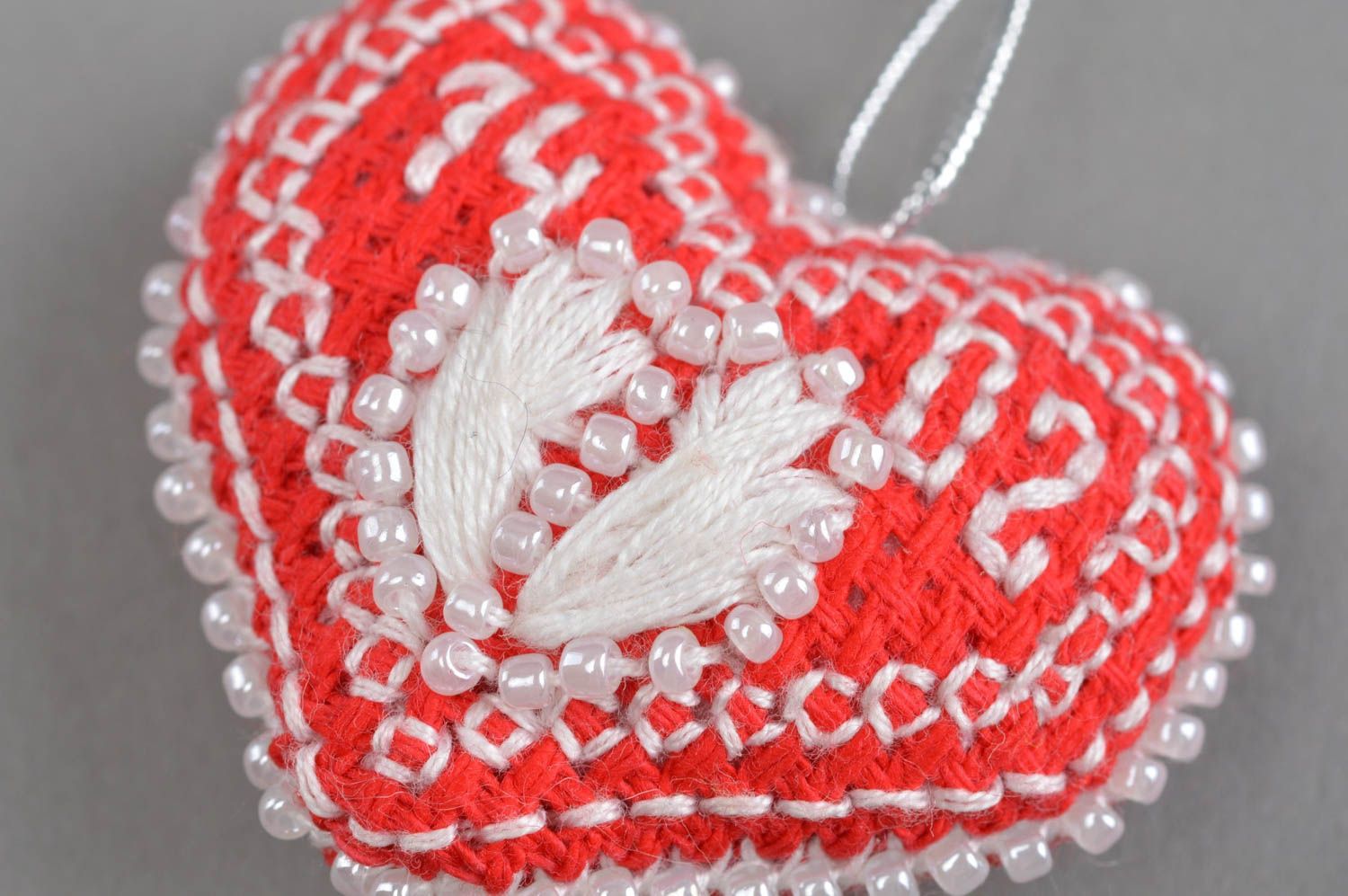 Брелок на ключи в виде сердца из канвы с вышивкой ручной работы авторский фото 4
