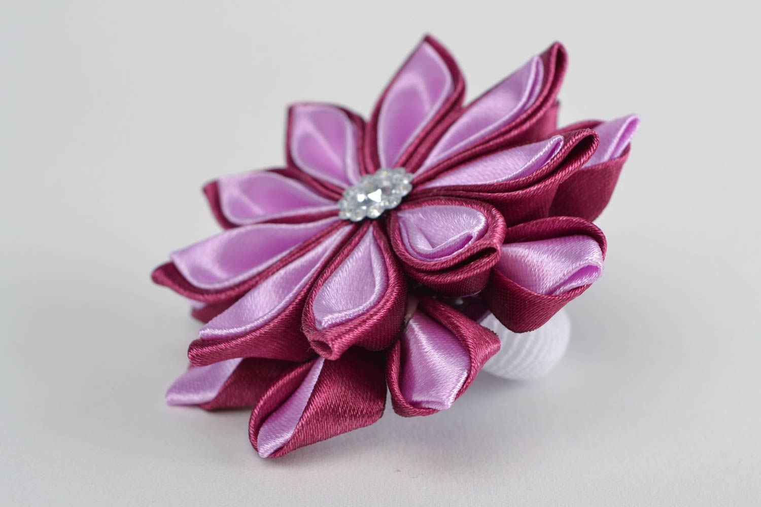Coletero para el cabello con flor de cintas kanzashi artesanal burdeos rosado 
 foto 4
