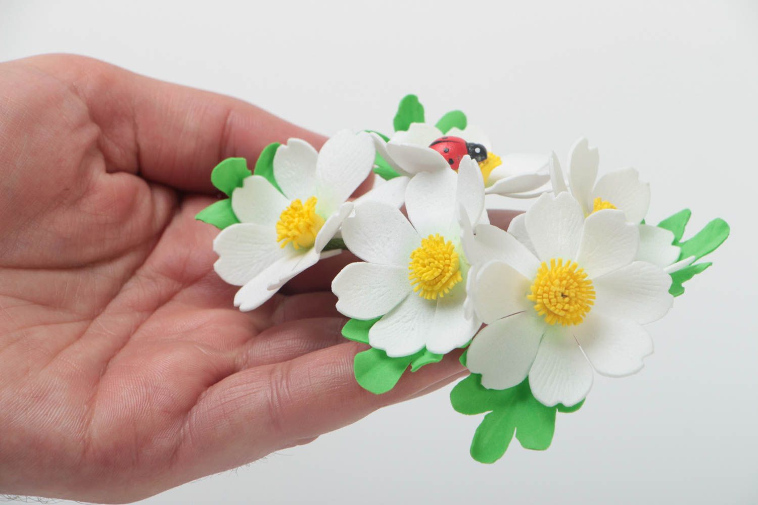 Festliche handgemachte Haarklammer mit Blumen aus Foamiran Kamillen für Damen foto 5