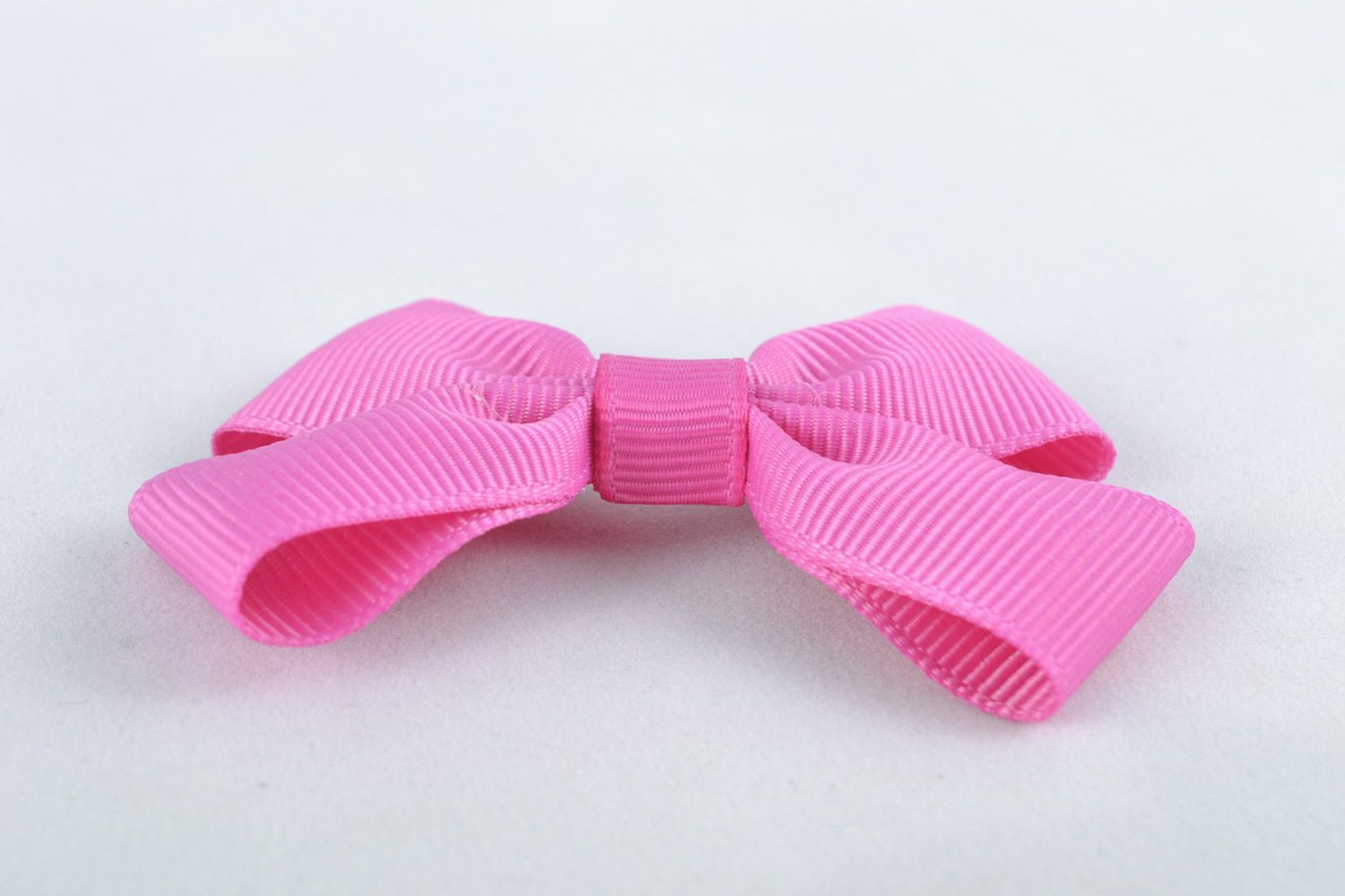 Handmade textile ribbon bow hair clip of crimson color photo 3