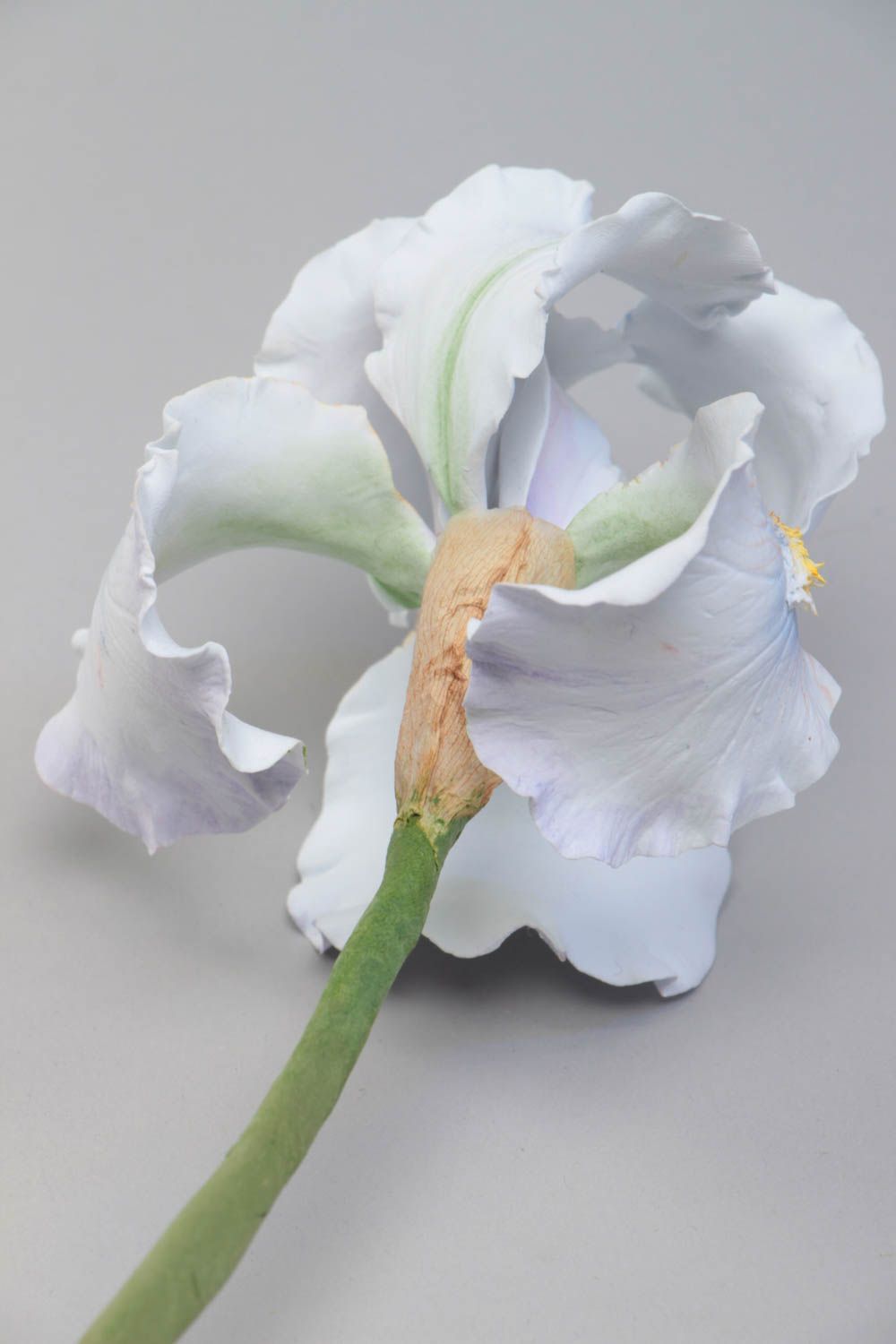 Flor decorativa artesanal de arcilla polimérica iris blanco con tallo largo foto 3