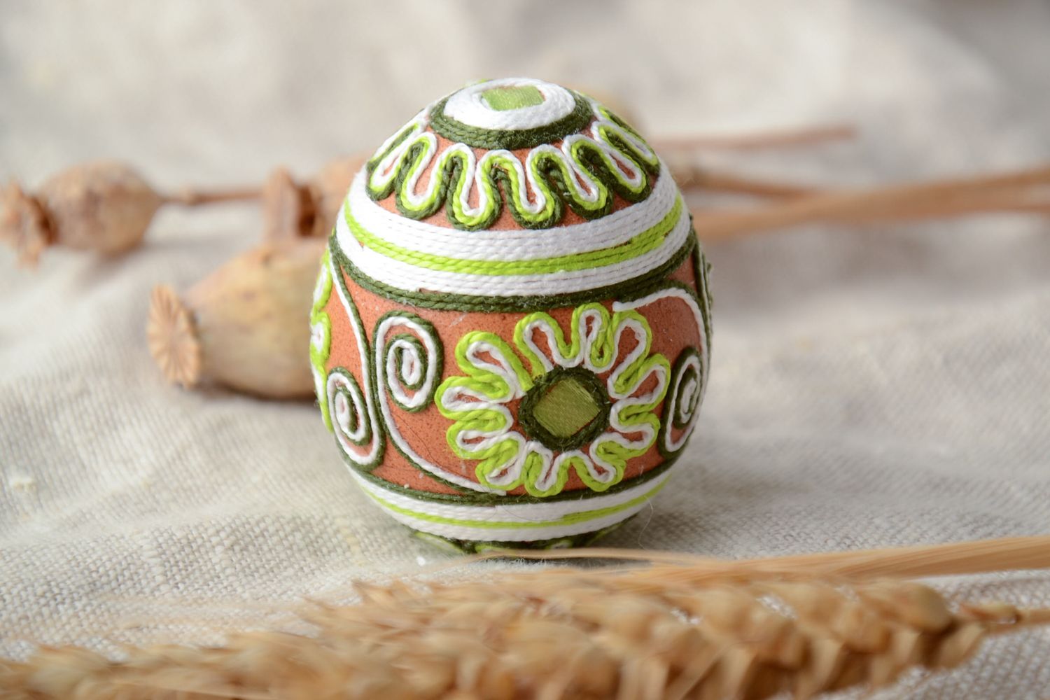 Œuf de Pâques fait main décoratif vert design d'auteur orné de fils de soie photo 1