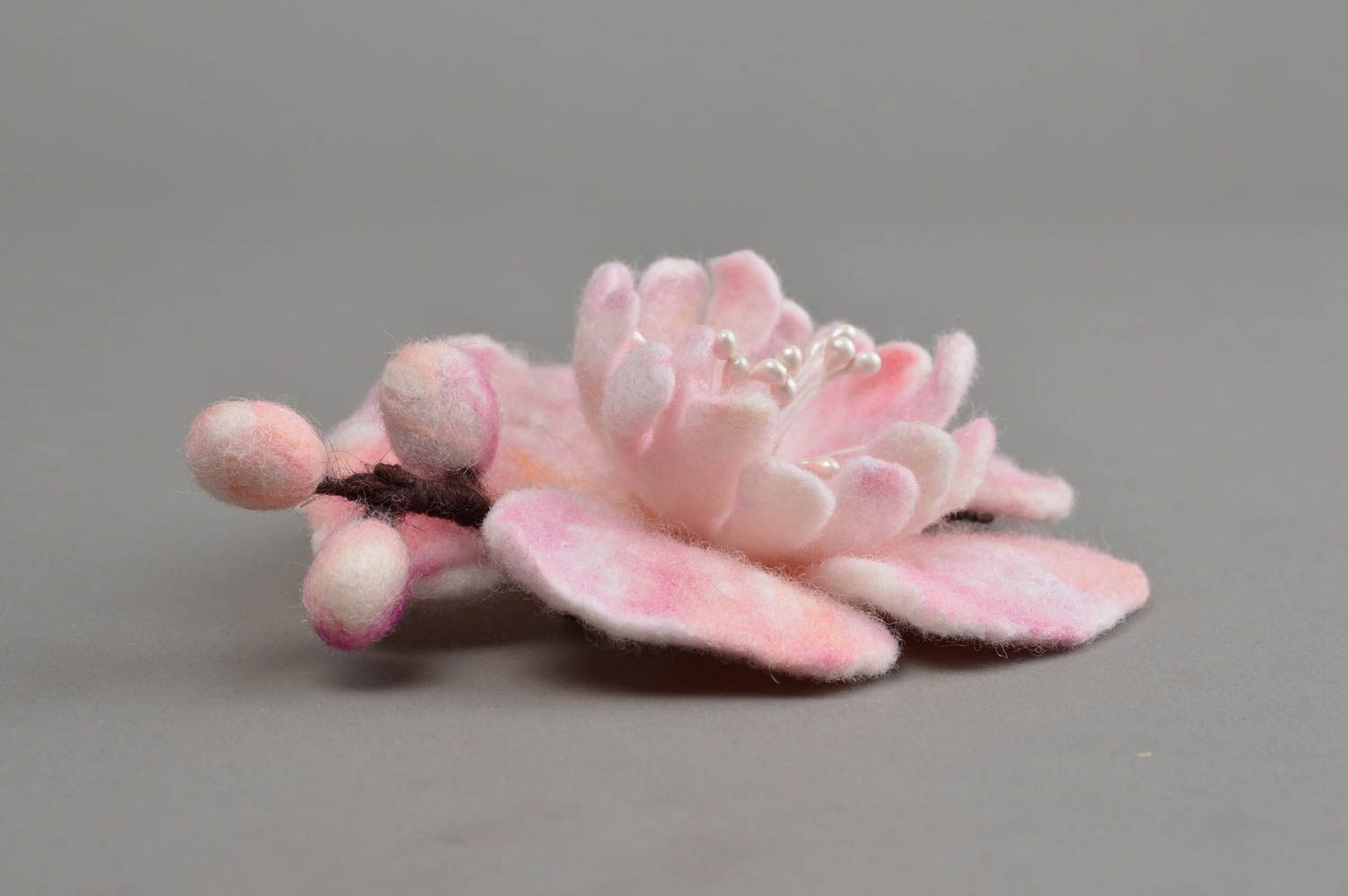 Broche en laine feutrée faite main molle fleur rose bijou de créateur original  photo 3