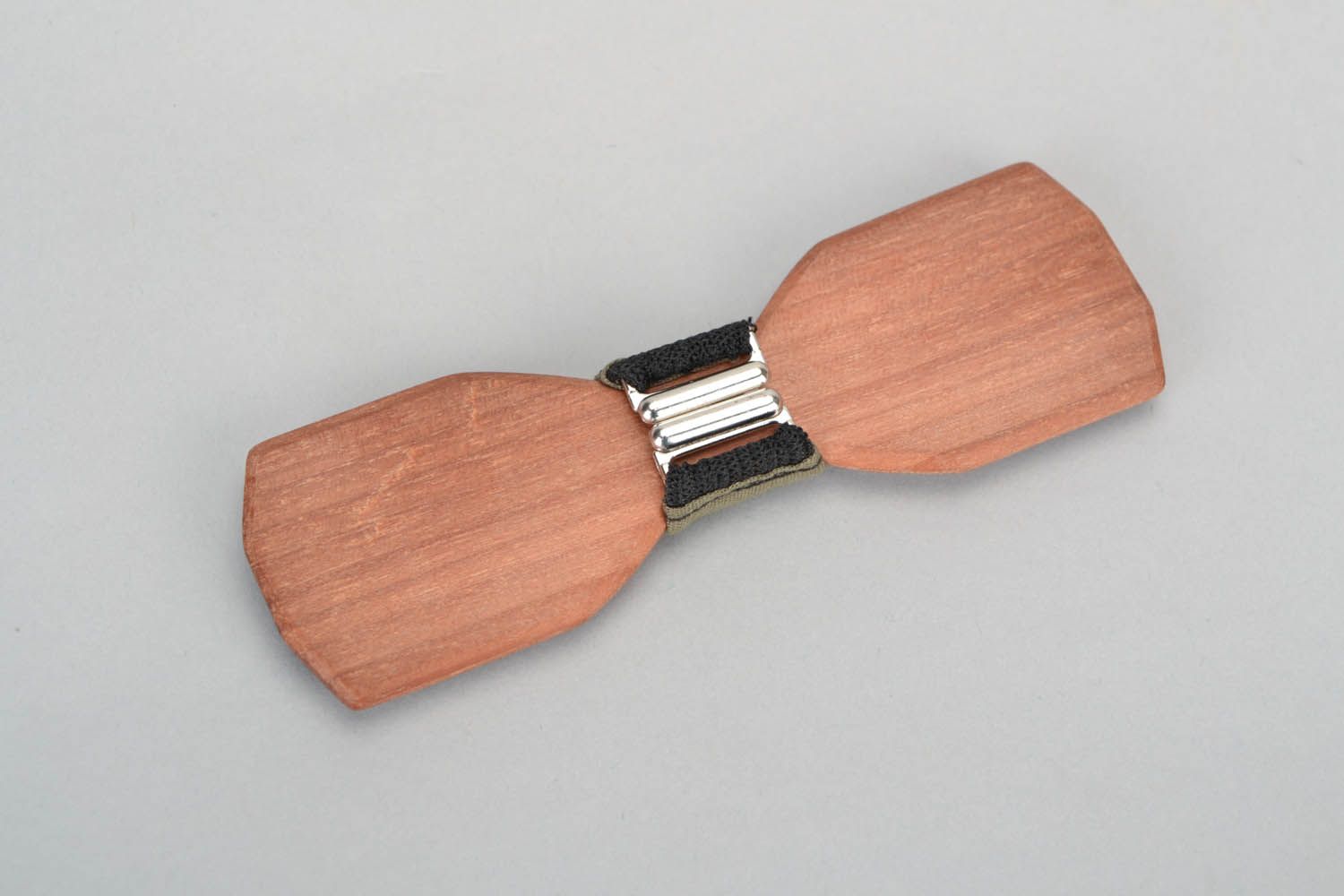 Wooden bow tie with metal fastener photo 3