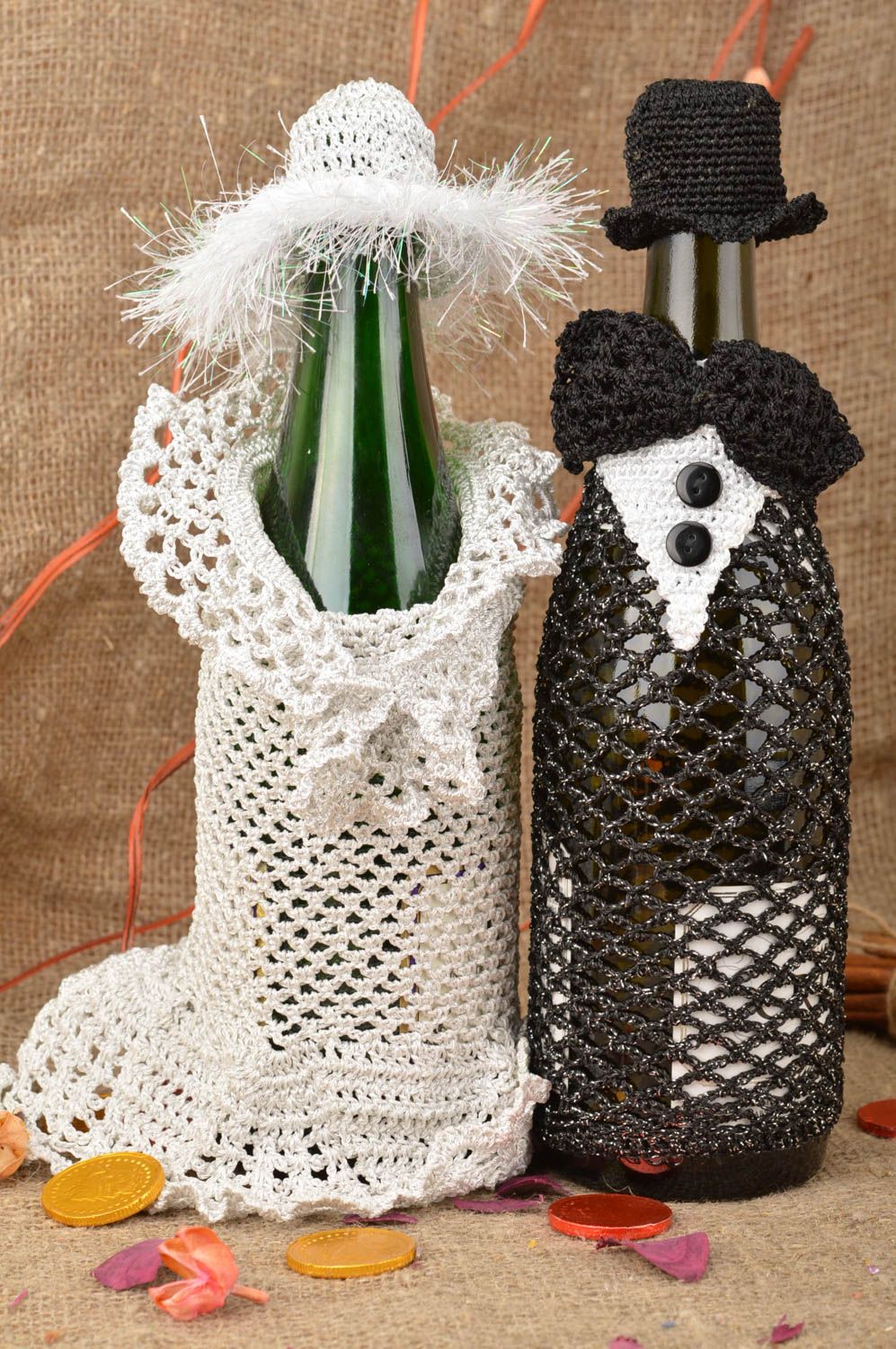 Свадебные костюмы на бутылки вязаные набор смокинг и платье ручной работы фото 1
