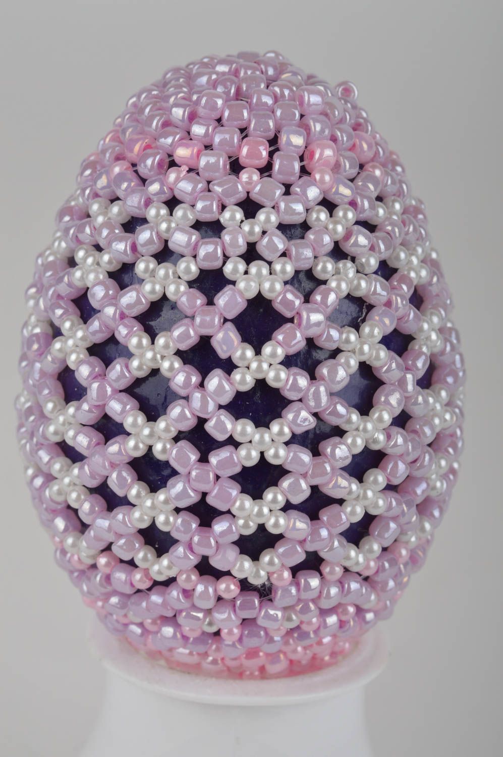 Яйцо из папье-маше оплетенное розовым бисером красивый пасхальный декор хэндмэйд фото 2