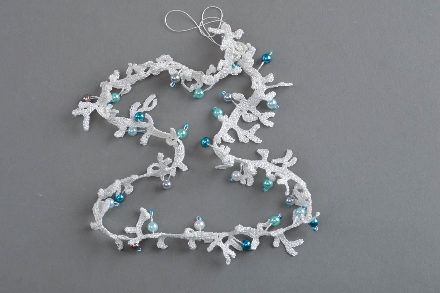 Collier blanc avec perles fantaisie bleues fait main original d'hiver Corails photo 3