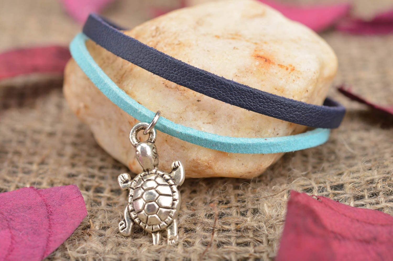 Schönes Damen Designer handmade Leder Armband in Blau mit Schildkröte Anhänger  foto 1