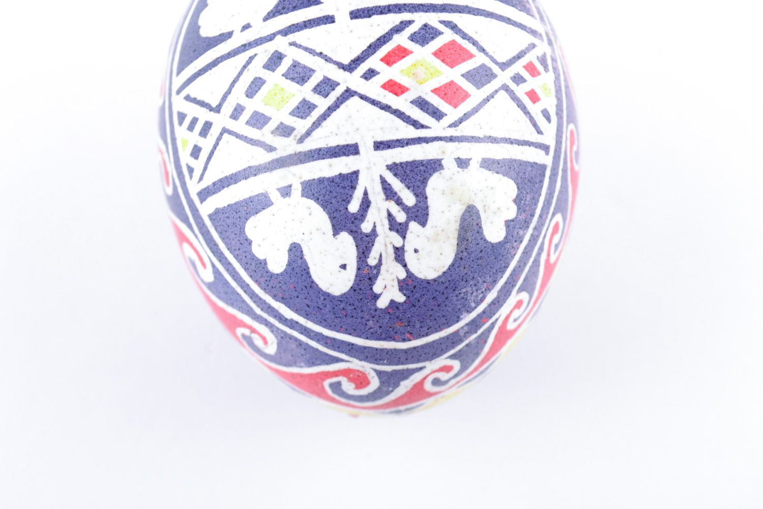 Joli oeuf décoratif de Pâques bleu avec oiseaux et ornements fait main photo 4
