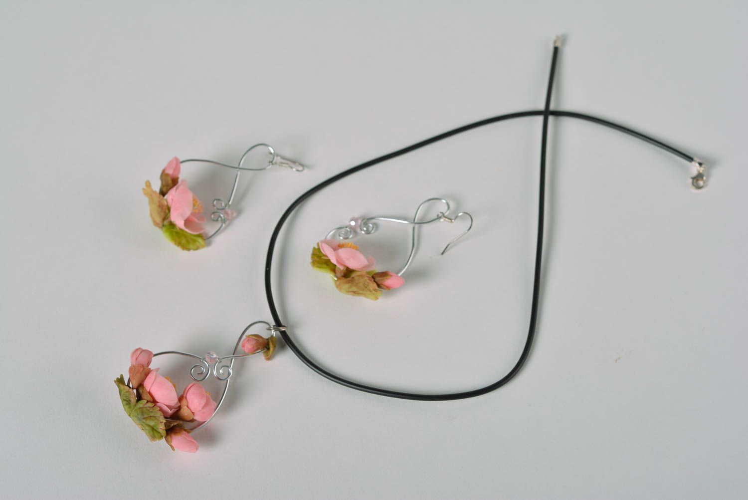 Beautiful handmade plastic jewelry set 2 items earrings and pendant Pink Flowers photo 1