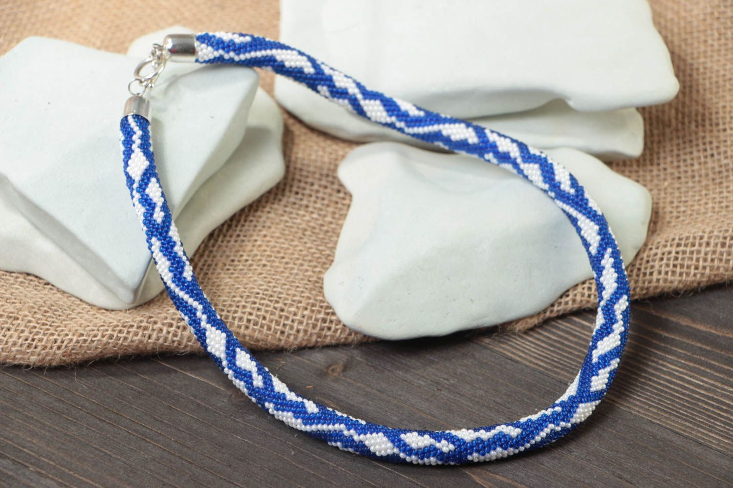 Collier spirale en perles de rocaille tchèques fait main bleu blanc style marin photo 1