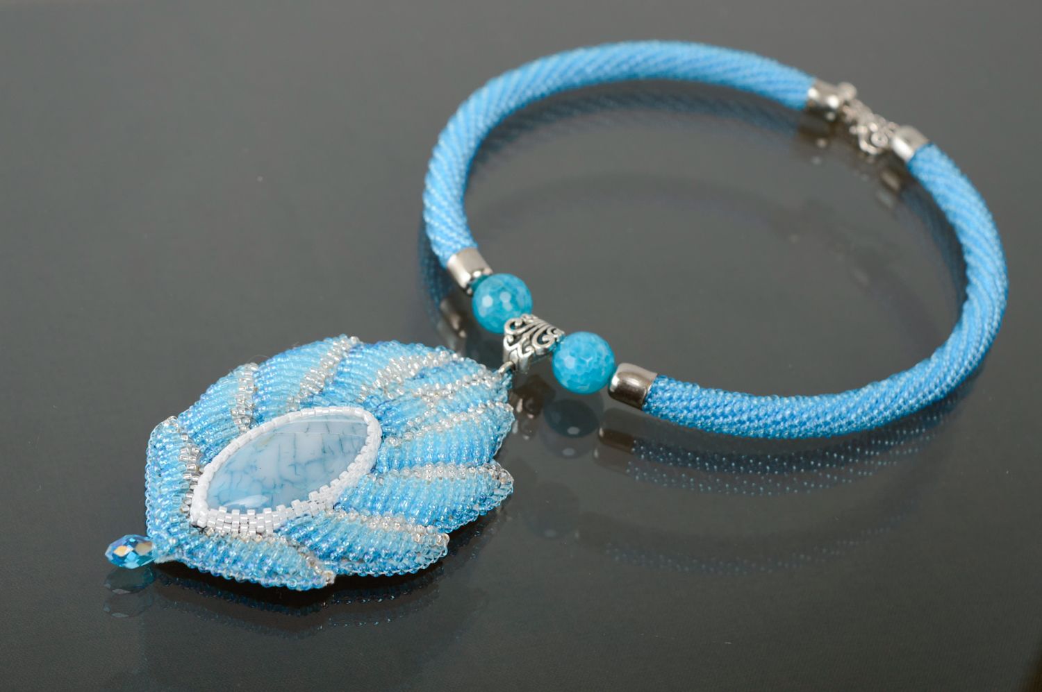 Collier spirale en perles de rocaille avec jaspe fait main bleu  photo 1