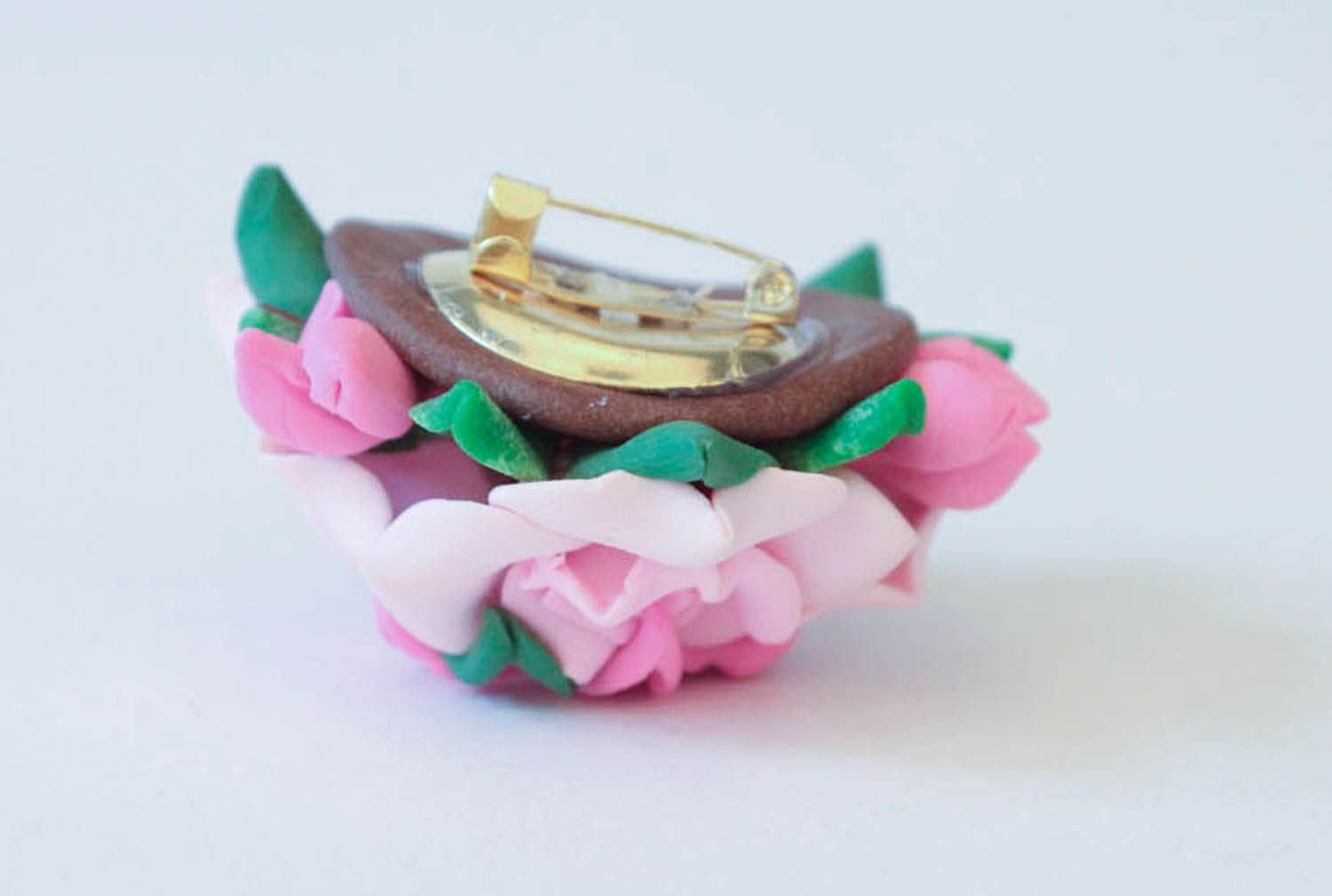Broche feminino feito de cerâmica plástica na forma de um buquê de flores  foto 3