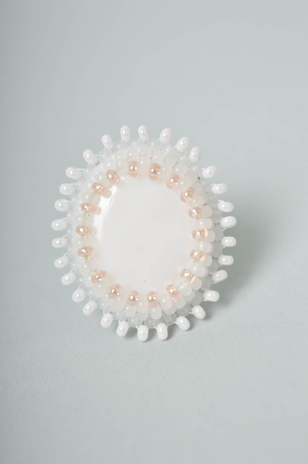 Красивое кольцо ручной работы необычное кольцо с бисером белое кольцо из кожи фото 3