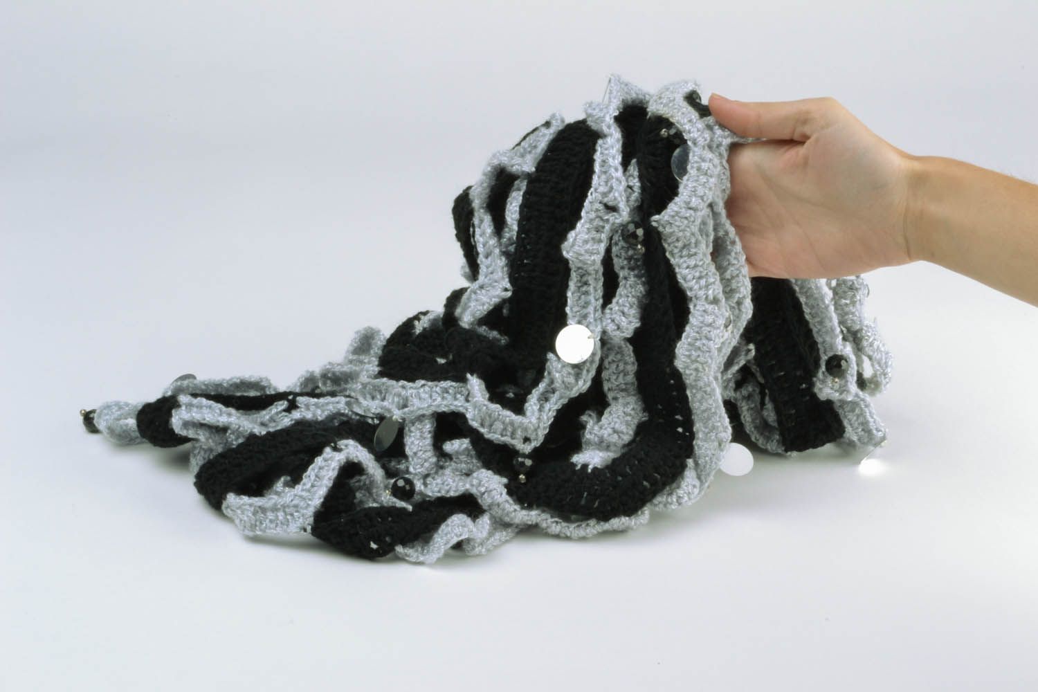 Écharpe tricotée au crochet gris noir photo 5