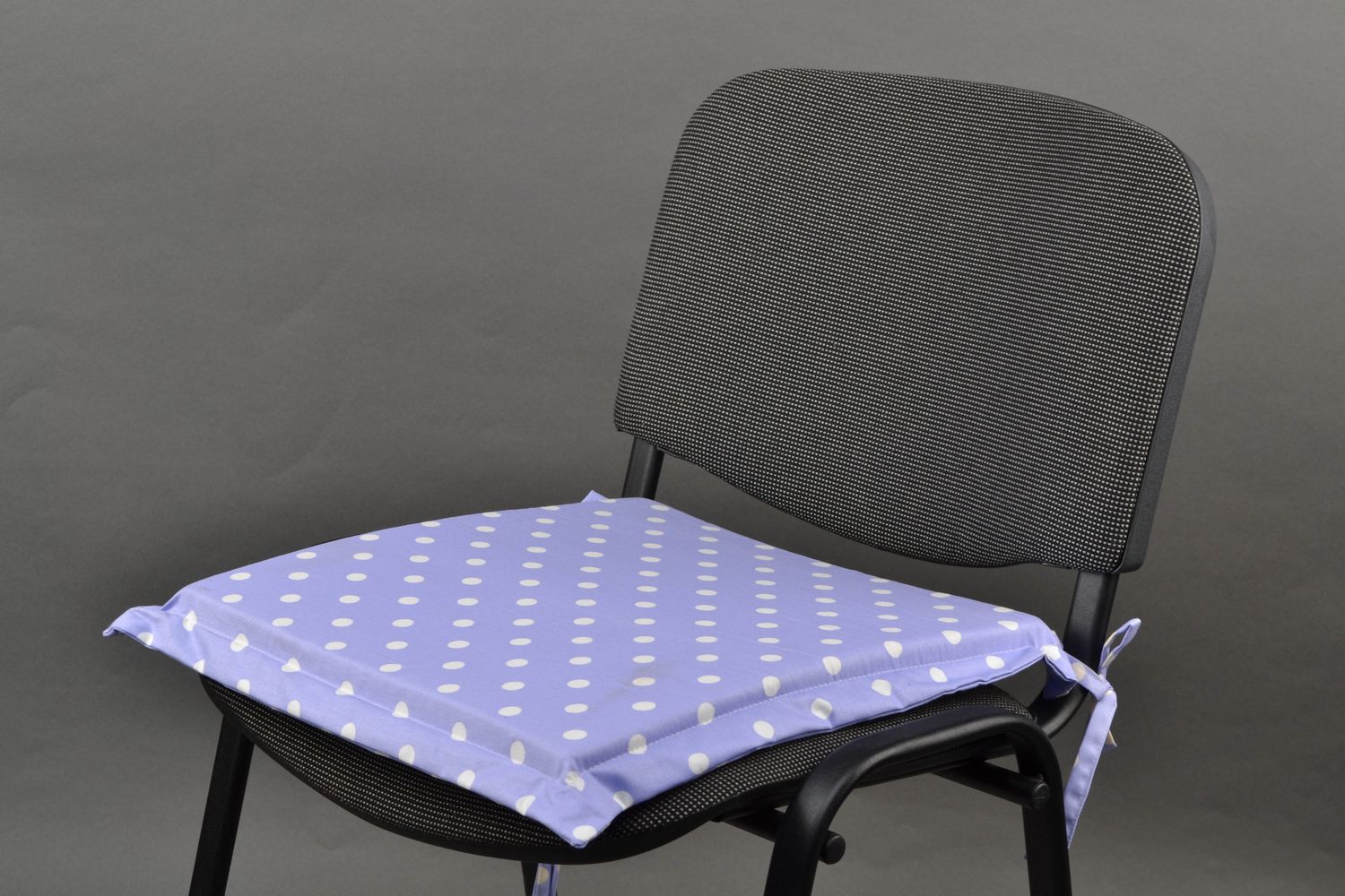 Подушка на стул плоская из ткани в горошек фото 2