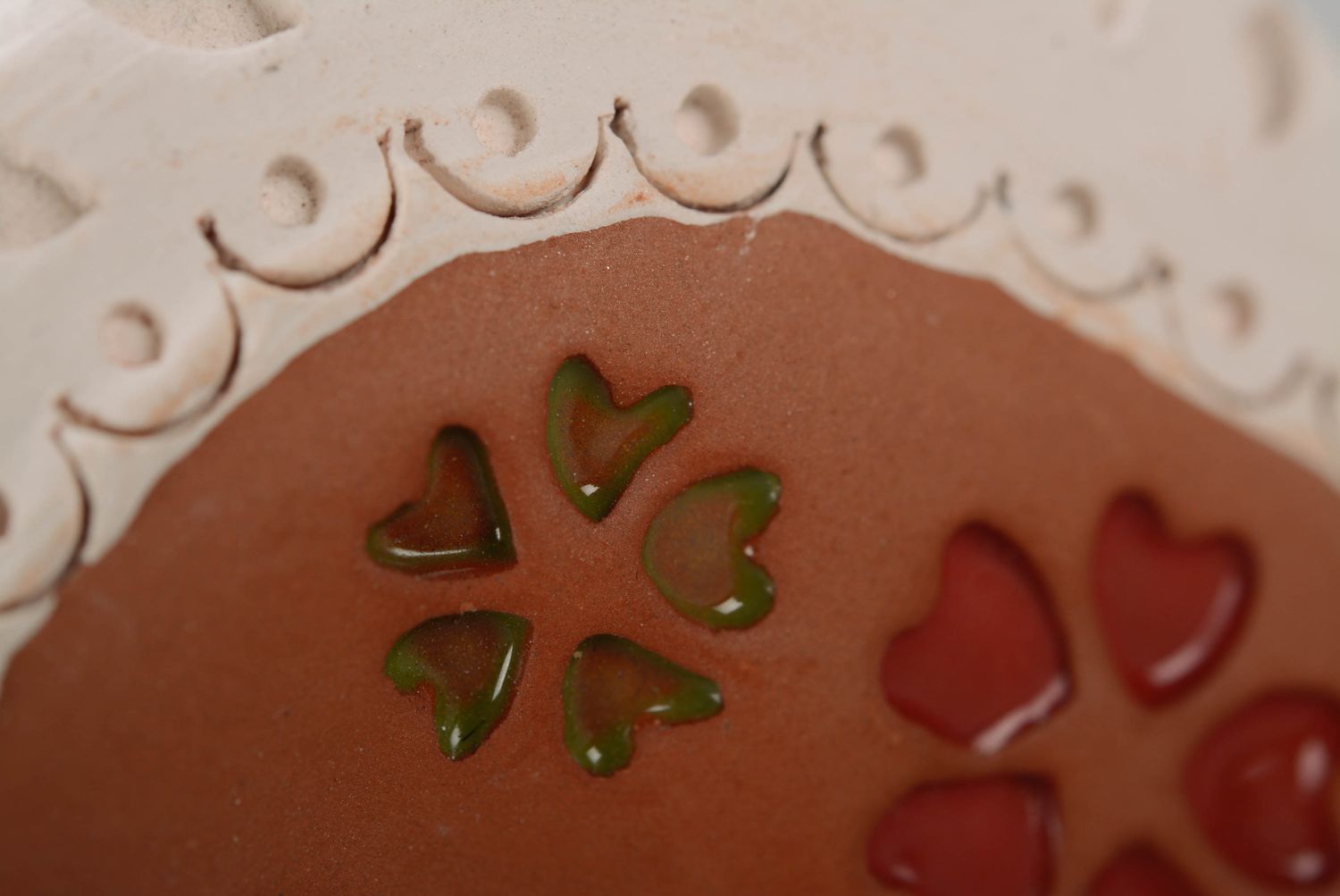 Cheval céramique avec coeurs verts et rouges photo 5
