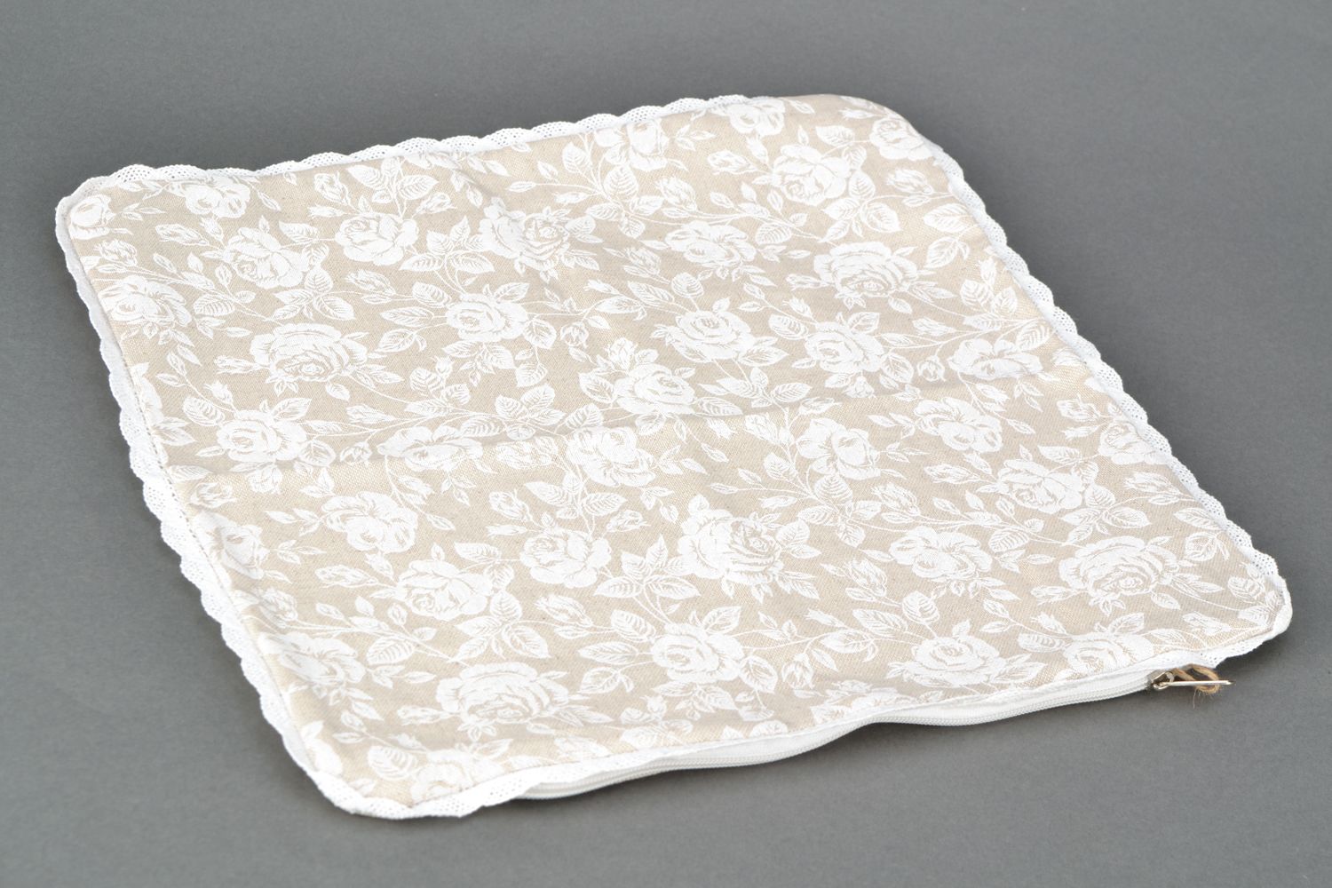 Taie d'oreiller en coton et polyamide blanche faite main carrée à motif fleurs photo 1