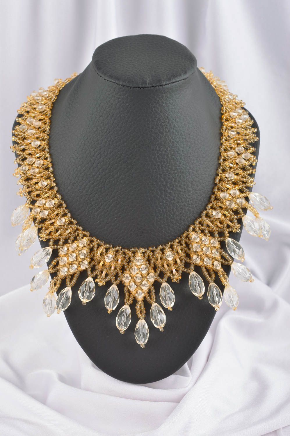 Collana di perline fatta a mano accessorio da donna in colore d oro bello foto 1