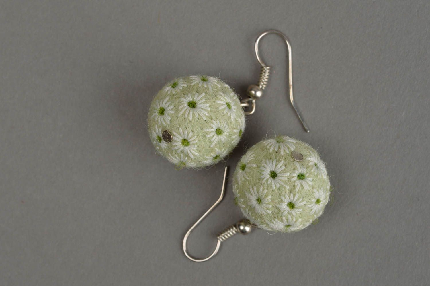 Boucles d'oreilles en laine feutrée faites main Boules vert clair à motif floral photo 4