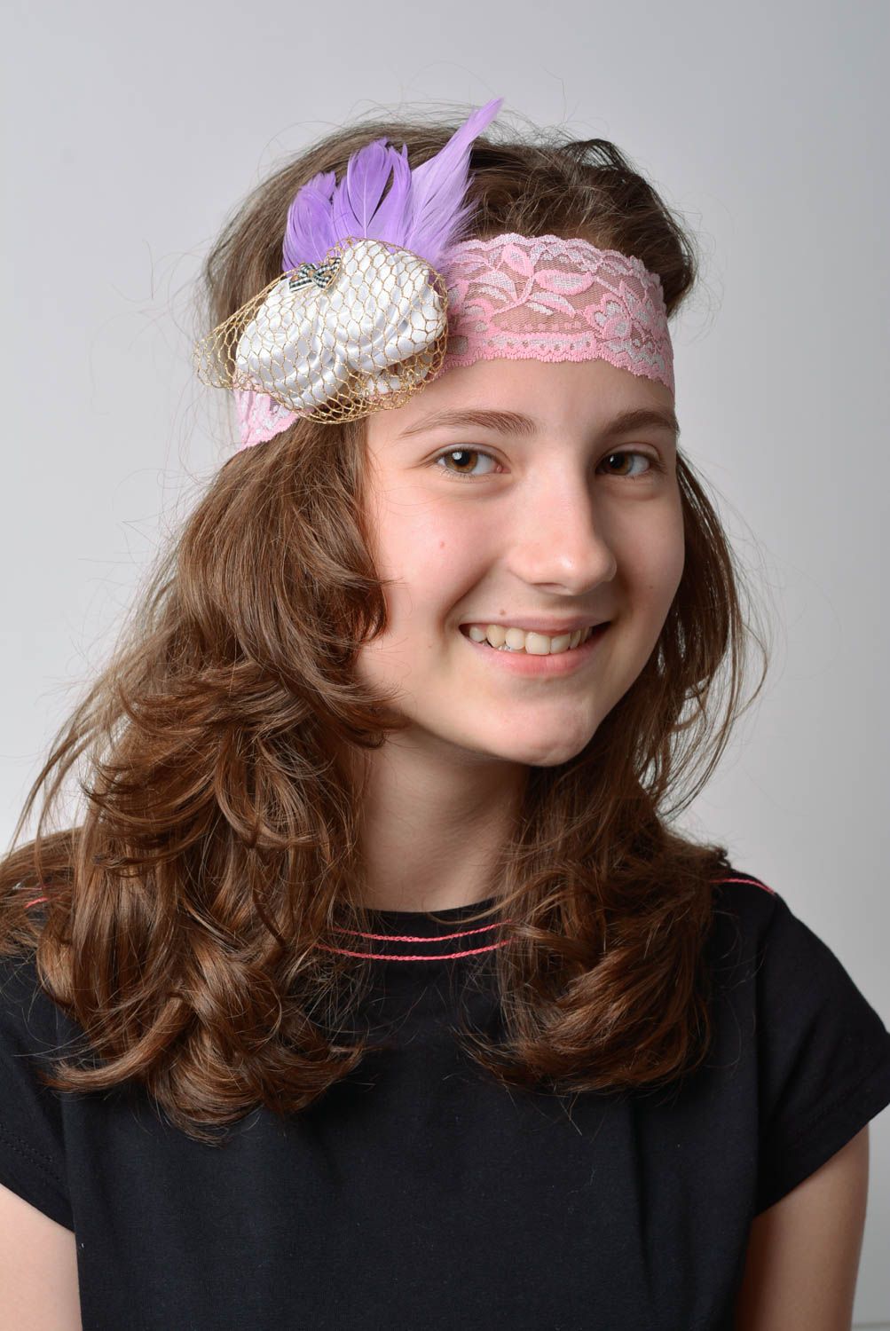 Bandeau rose pour cheveux en dentelle avec noeud plumes fleurs fait main enfant photo 5