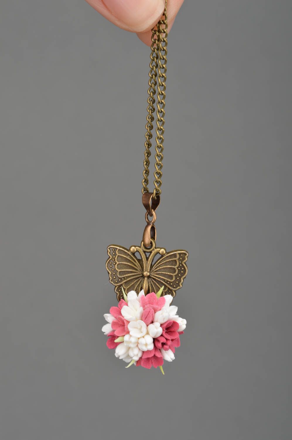 Pendentif fleurs en pâte polymère avec papillon fait main design sur chaîne photo 3