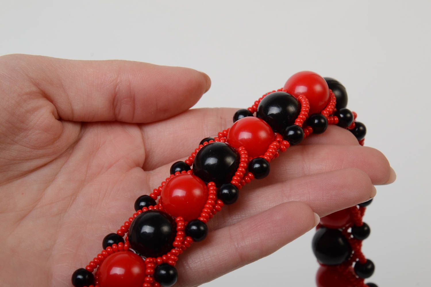 Ожерелье из бусин и бисера красное с черным крупное стильное модное хэнд мейд фото 5