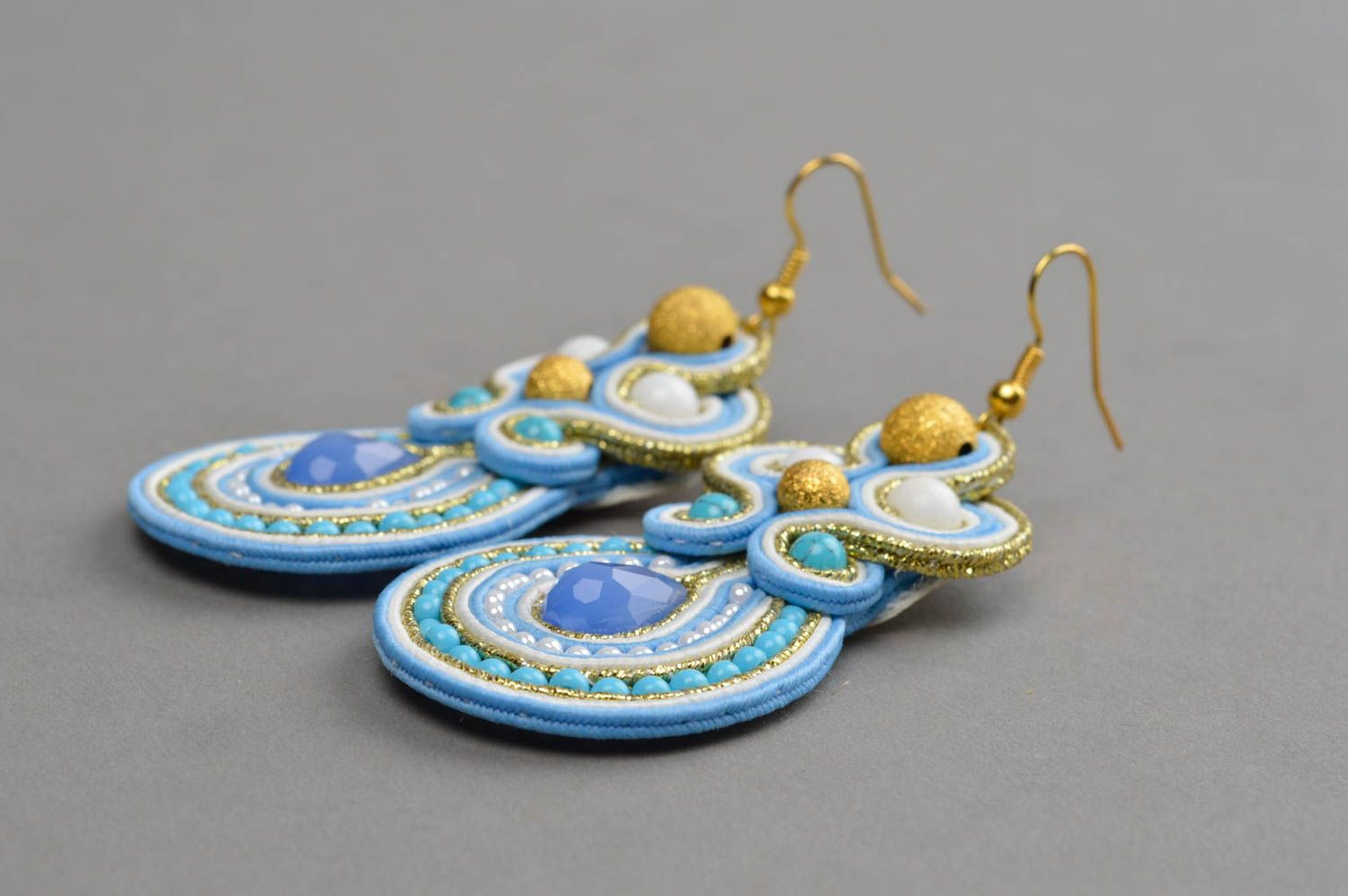 Boucles d'oreilles soutache avec jaspe et perles de rocaille faites main bleues photo 3