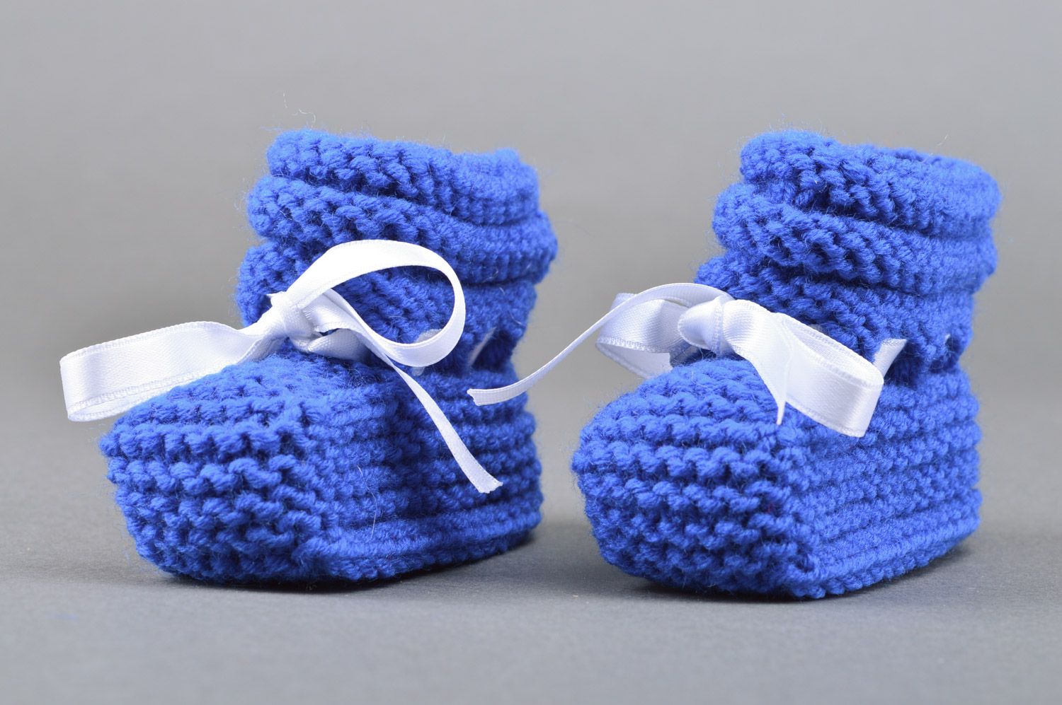 Handmade baby booties knitted of bright blue semi-woolen threads with satin bow photo 5