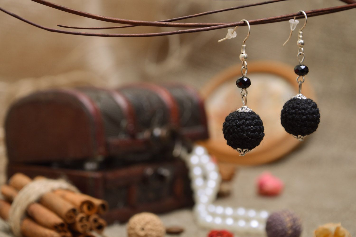 Longues boucles d'oreilles tricotées pendantes faites main boules noires  photo 1