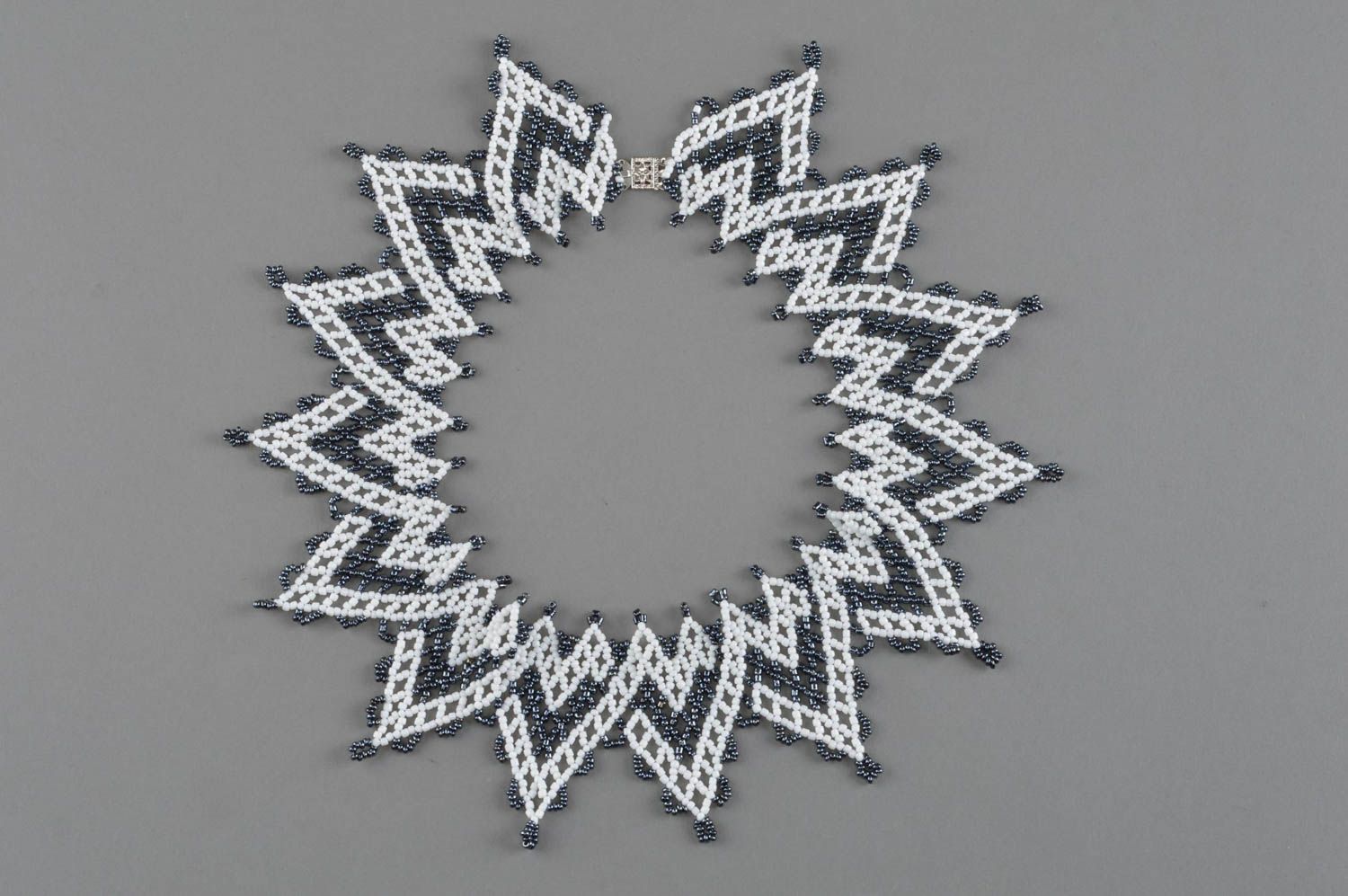 Schwarz weißes geflochtenes Collier aus Glasperlen mit Muster handgeschaffen foto 2